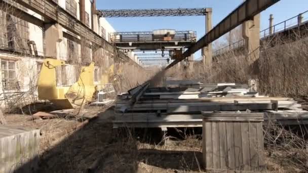 Oficinas Antiga Fábrica Grande Guindaste Ponte Pesada Construção Metal Contra — Vídeo de Stock