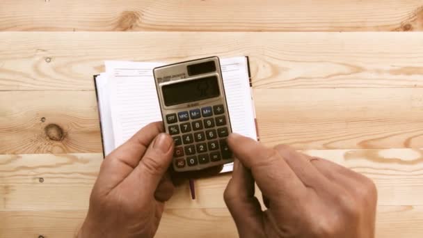 Kladblok Tafel Van Grenen Planken Mannelijke Handen Close Telt Een — Stockvideo