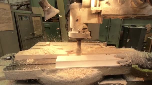 Werkende Man Mills Board Oude Machine Vliegende Krullen Stof Uit — Stockvideo