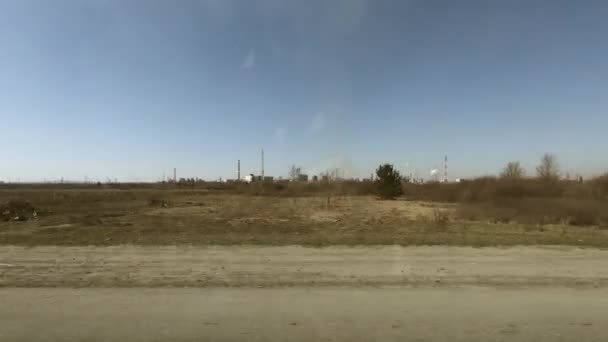 Sparare Una Macchina Che Muove Sulla Strada Primavera Calda Giornata — Video Stock