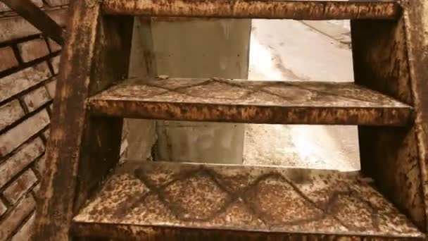 鉄の錆びた階段を登るクローズアップ 古い工場 — ストック動画