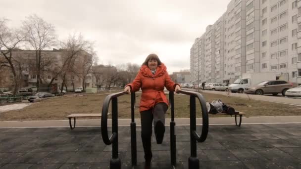 Eine Frau Mittleren Alters Roter Jacke Einem Simulator Auf Dem — Stockvideo