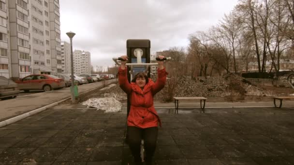 Una Mujer Mediana Edad Con Una Chaqueta Roja Enganchado Simulador — Vídeo de stock