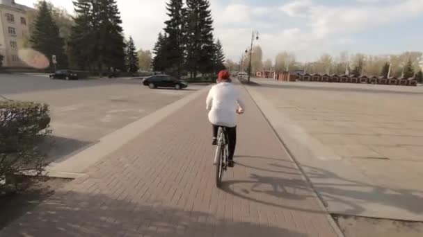 Una Mujer Mediana Edad Con Gorra Roja Montar Bicicleta Una — Vídeos de Stock