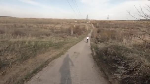 Uma Mulher Meia Idade Chapéu Vermelho Andar Bicicleta Atletismo Tiroteio — Vídeo de Stock