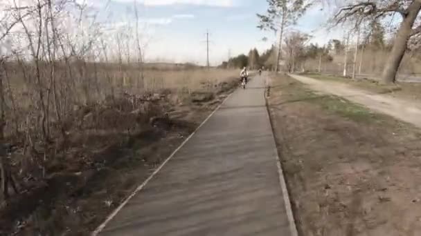 Biciklizés Városon Parkban Első Aki Lövöldözés Kilátás Emberi Növekedés Magasságából — Stock videók