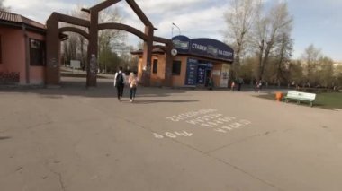 Şehirde ve parkta bisiklete binmek. İlk ateş eden ilk kişi. İnsan büyümesinin zirvesinden görünüm.