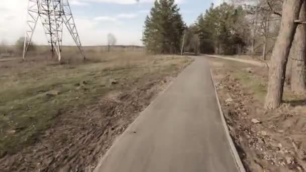 市内と公園を自転車で走る 一人称撮影 人間の成長の高さからの眺め — ストック動画