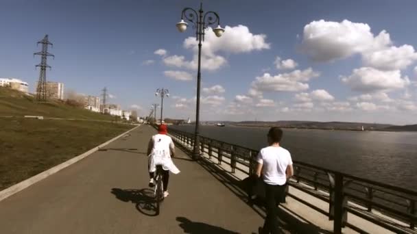 Middle Aged Woman Red Cap Rides Bicycle Embankment City Right — Stock Video