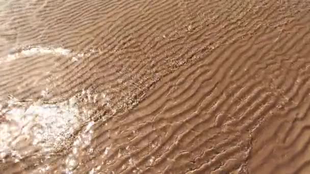Παραλία Μια Καλοκαιρινή Μέρα Υγρή Ραβδώσεις Άμμο Που Ακούει Στον — Αρχείο Βίντεο