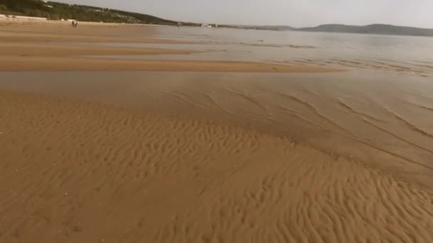 Strand Een Zomerdag Een Fietstocht Nat Geribbeld Zand Glinstert Zon — Stockvideo