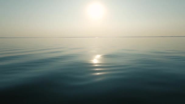 夕方の夕日と明るい反射 穏やかな海と滑らかな水 ヘイズの地平線 ボートの動きからスプレー テキスト用のスペース 大気ビデオ — ストック動画