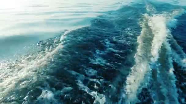 Movimiento Barco Sobre Mar Disparando Desde Popa Puede Ver Estela — Vídeos de Stock