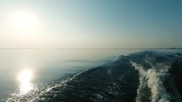 Movimiento Barco Sobre Mar Disparando Desde Popa Sol Noche Refleja — Vídeos de Stock