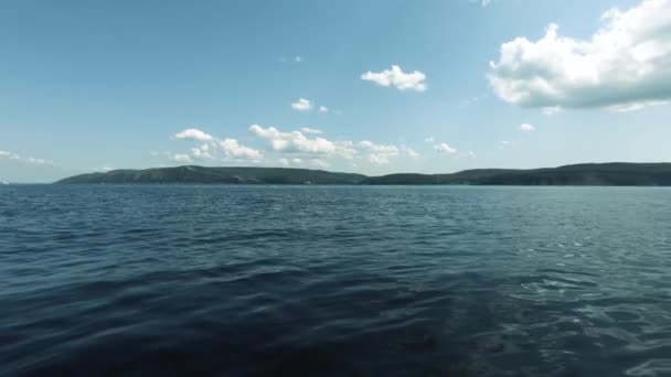 Łódź Stoi Morzu Fotografowanie Jednej Strony Świeże Powietrze Spokojne Fale — Wideo stockowe