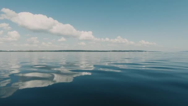 Movimento Barco Mar Disparar Lado Limpo Ondas Calmas Suaves Nuvens — Vídeo de Stock