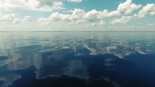 Movimento Barco Mar Disparar Lado Limpo Ondas Calmas Suaves Nuvens — Vídeo de Stock