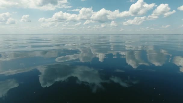 乘船在海上活动 从一侧拍摄 空气清新 波浪平静光滑 高白云反射在水中 文本的空间 大气视频 — 图库视频影像