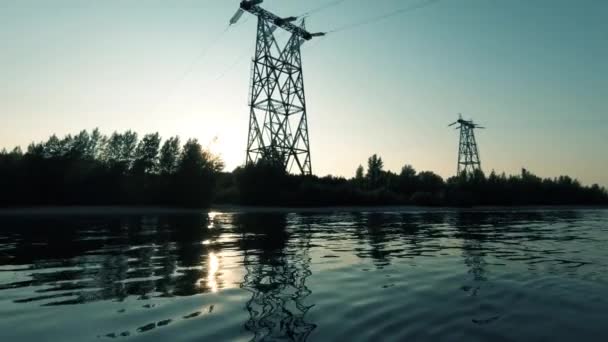 Atardecer Río Silueta Tierra Limpia Pilones Alto Voltaje Pequeñas Ondas — Vídeos de Stock