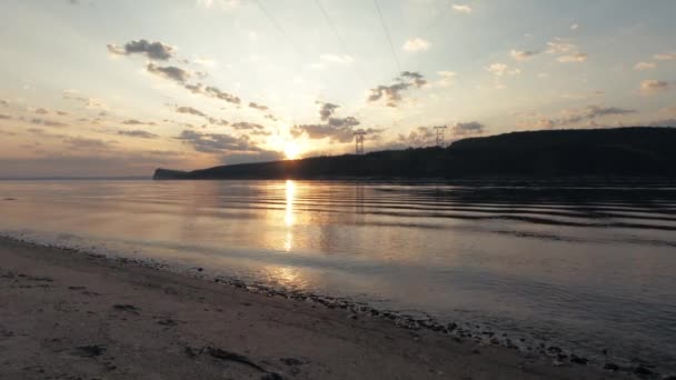 Atardecer Río Silueta Tierra Limpia Pilones Alto Voltaje Pequeñas Ondas — Vídeos de Stock