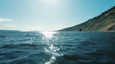  Temiz hava, sakin dalgalar ve su üzerinde küçük dalgalanmalar. Yüksek beyaz bulutlar. Metin için boşluk. Atmosferik video.