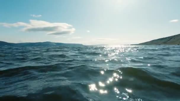 Свежий Воздух Спокойные Волны Небольшие Волны Воде Высокие Белые Облака — стоковое видео