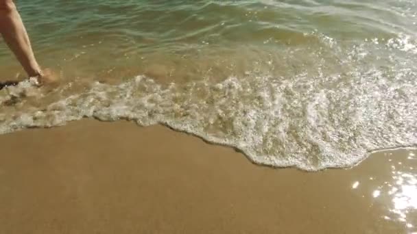 Чистий Жовтий Пісок Маленькі Хвилі Чистої Води Жінка Йде Босоніж — стокове відео