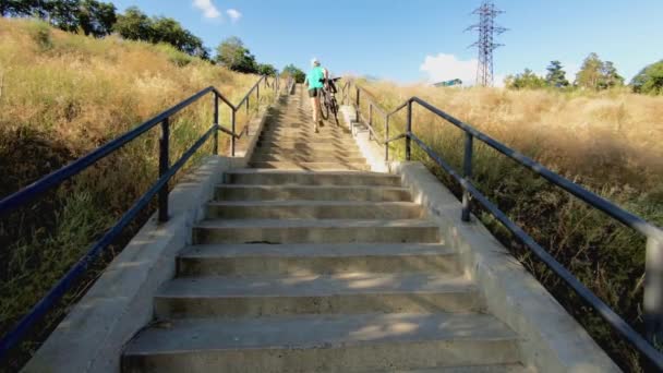 Une Fille Soulève Vélo Lourd Long Long Escalier Sommet Forêt — Video