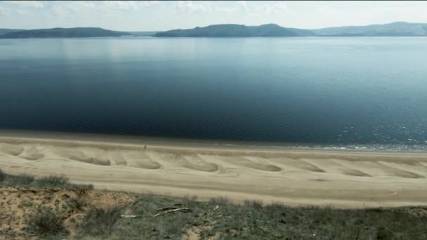 Vista Margem Alta Para Grande Rio Abaixo Está Uma Praia — Vídeo de Stock