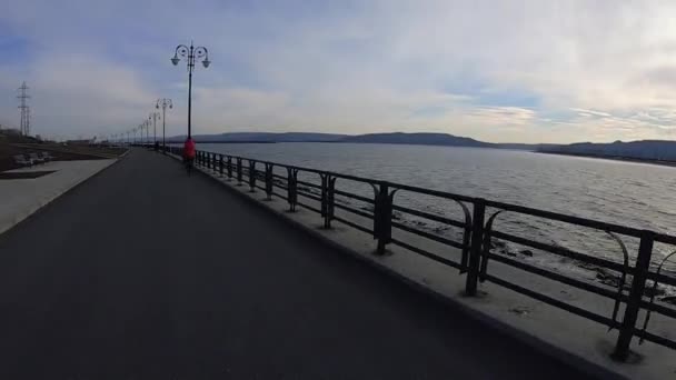 Flicka Klarröd Jacka Går Längs Lång Strandpromenad Utsikt Från Ryggen — Stockvideo