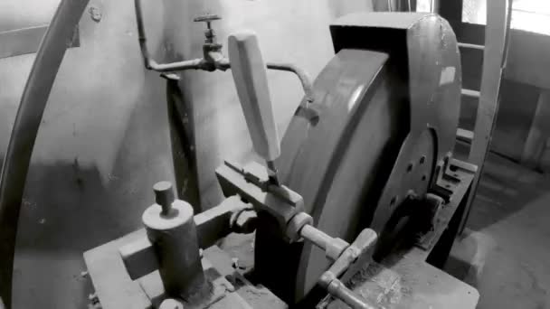 用于磨削工具和凿子的旧机器 大型磨料石 在水龙头和水流的顶部进行润滑 它旋转缓慢 凿子固定在夹子中 — 图库视频影像