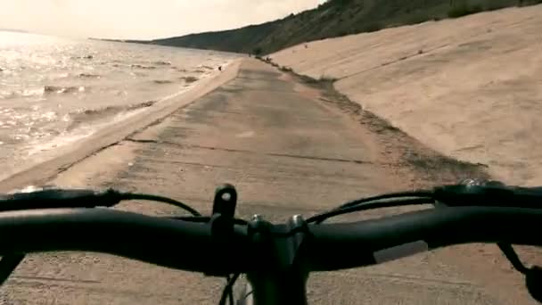 Joven Monta Bicicleta Largo Del Paseo Marítimo Cerca Del Río — Vídeos de Stock