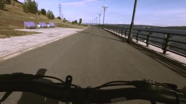 Genç Bir Adam Nehir Kenarındaki Gezinti Yolunda Bisiklete Biniyor Bisiklet — Stok video