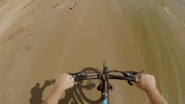Paseo Bicicleta Por Playa Arena Cruda Agua Pequeñas Olas Derecha — Vídeos de Stock