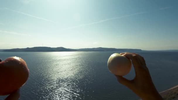 Höga Kusten Över Havet Klar Himmel Och Blått Vatten Närbild — Stockvideo