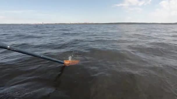 Bootsfahrt Auf Dem Großen Fluss Ein Paddel Ist Aus Nächster — Stockvideo