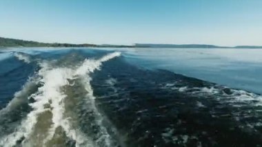 Denizde tekneyle hareket. Bir taraftan ateş ediyorlar. Uzak ufku, temiz havayı, dalgaları, akan suyu görebilirsiniz. Mesaj için yer var. Atmosferik video.