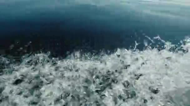 海の上のボートの動き 取締役会からの銃撃だ きれいな空気と波 水の飛沫散布 テキスト用のスペース 大気ビデオ — ストック動画