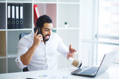 Sabah iş günü Ofis Masası, masanın üzerine dökülüp kahve