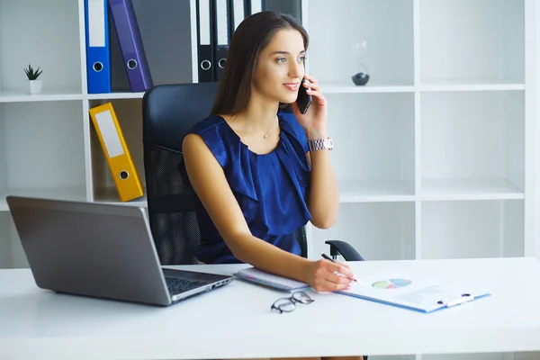 Brunett Kvinna Tittar Telefonen Medan Arbetar — Stockfoto