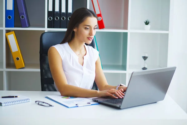 Modern Ofis Dizüstü Bilgisayarda Çalışan Masada Oturan Kadın — Stok fotoğraf