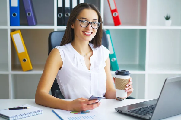 Kvinna Sitter Vid Skrivbord Arbetar Laptop Moderna Kontor — Stockfoto