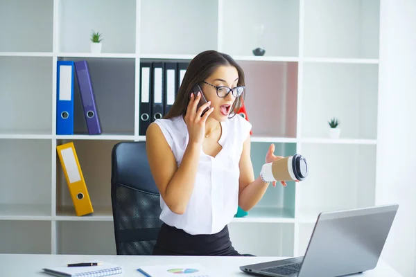 Kvinna Sitter Vid Skrivbord Arbetar Laptop Moderna Kontor — Stockfoto