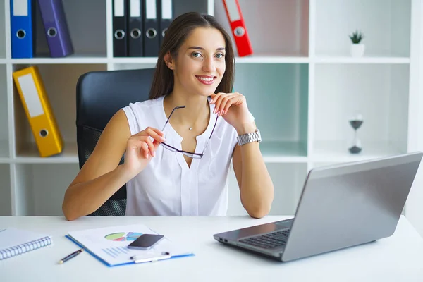 Kvinna Sitter Vid Skrivbord Arbetar Laptop Moderna Kontor — Stockfoto