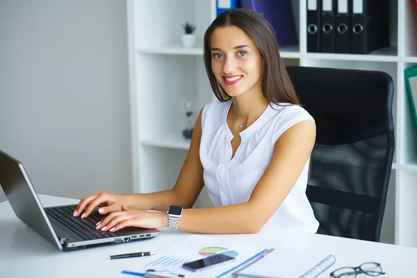 Kvinna Sitter Vid Skrivbord Arbetar Laptop Moderna Kontor — Stockfoto