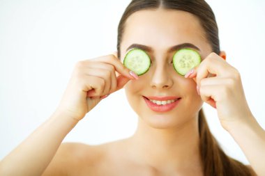 Cilt Bakımı. Güzel mutlu kadın ile portre salatalık evde görünürler. Güzellik bakımı. Kozmetik. Güzellik Spa salonları