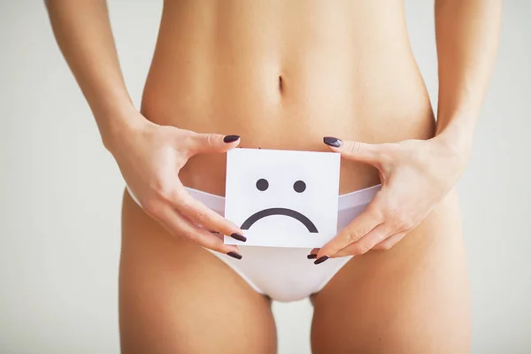 Salud Mujer Cuerpo Femenino Sosteniendo Triste Tarjeta Sonriente Cerca Del — Foto de Stock