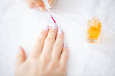 Güzellik ve bakım. Manikür Master oje güzellik salonu içinde uygulanıyor. Güzel kadınların elleri ile mükemmel manikür. Spa Manikür.