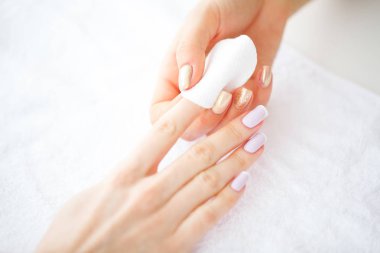 El ve tırnak bakımı. Güzel kadınların elleri ile mükemmel manikür. Ana Holding pamuk tamponlarla ellerinize manikür. Gün güzellik. Spa Manikür.