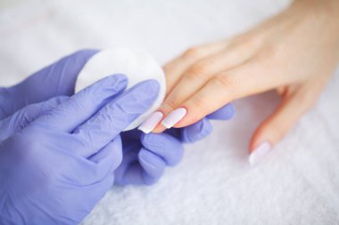 El ve tırnak bakımı. Master vermek manikür için istemciye hizmet. Güzel kadınların elleri ile mükemmel manikür. Güzellik Day Spa Manikür.